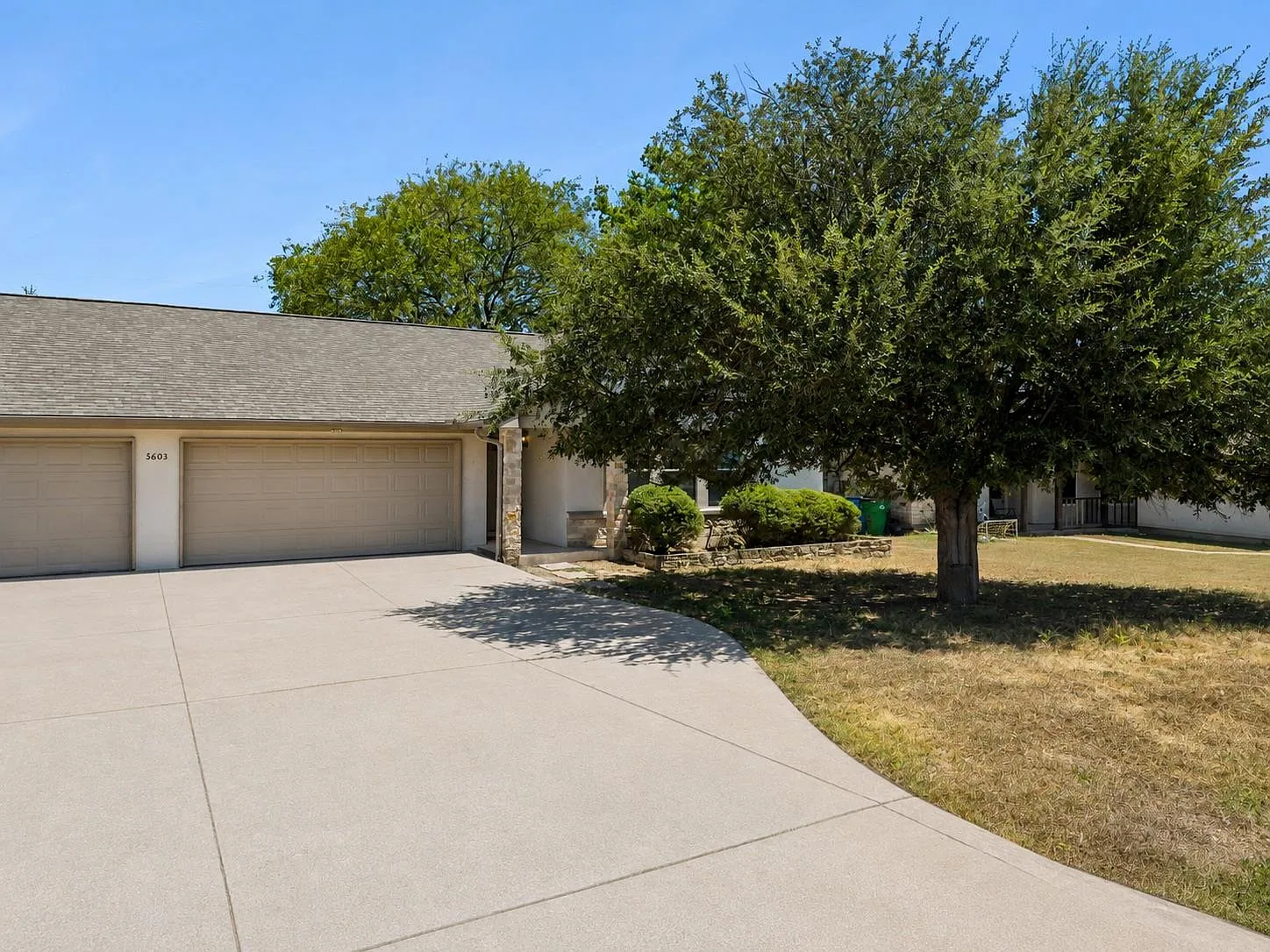 3 bed, 2.0 bath, 1222 sqft, $1,745 — Photo 3