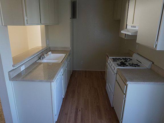 4th image of 5740 Camellia Ave #105