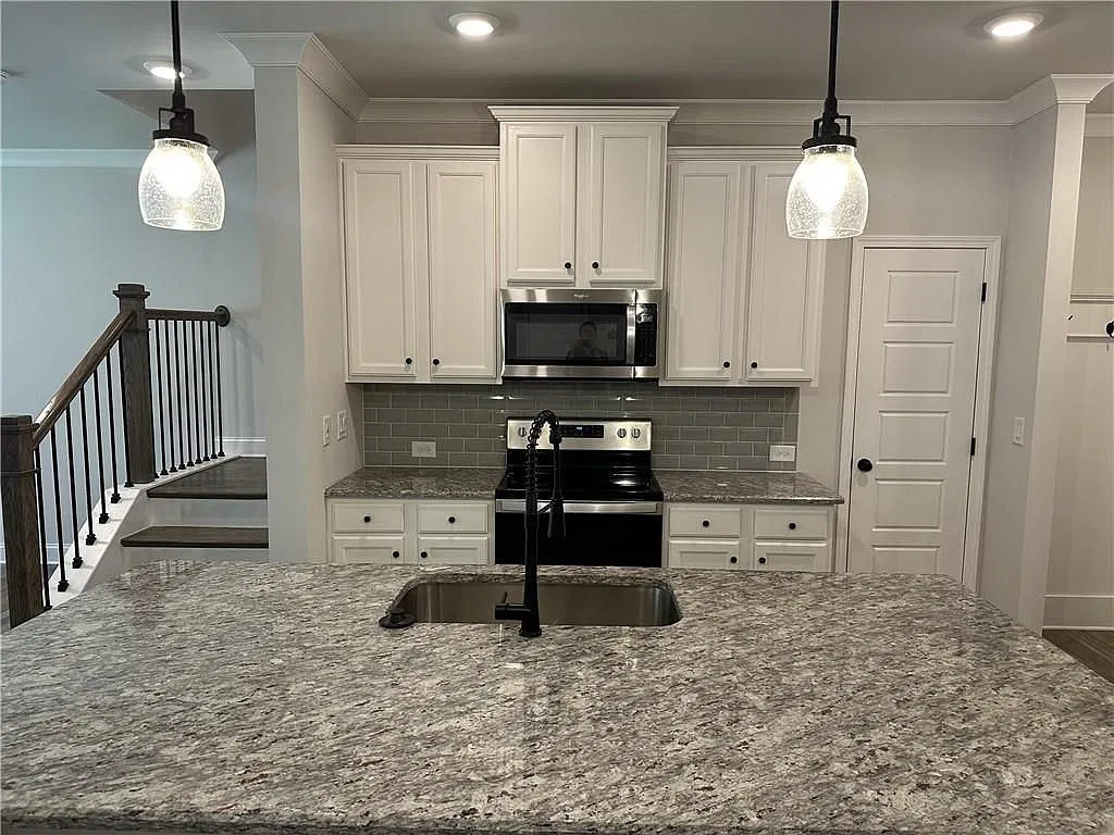 3 bed, 3.0 bath, 2033 sqft, $1,950 — Photo 4