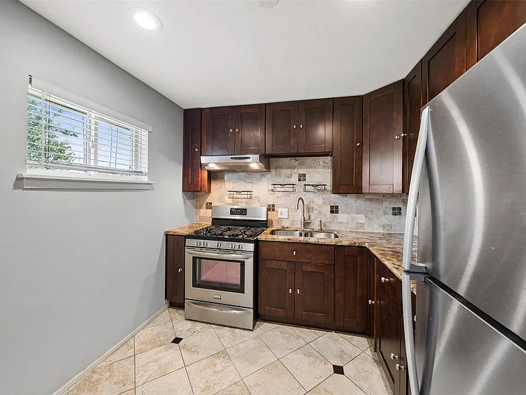 311 Hawthorne St #16 — Photo 9