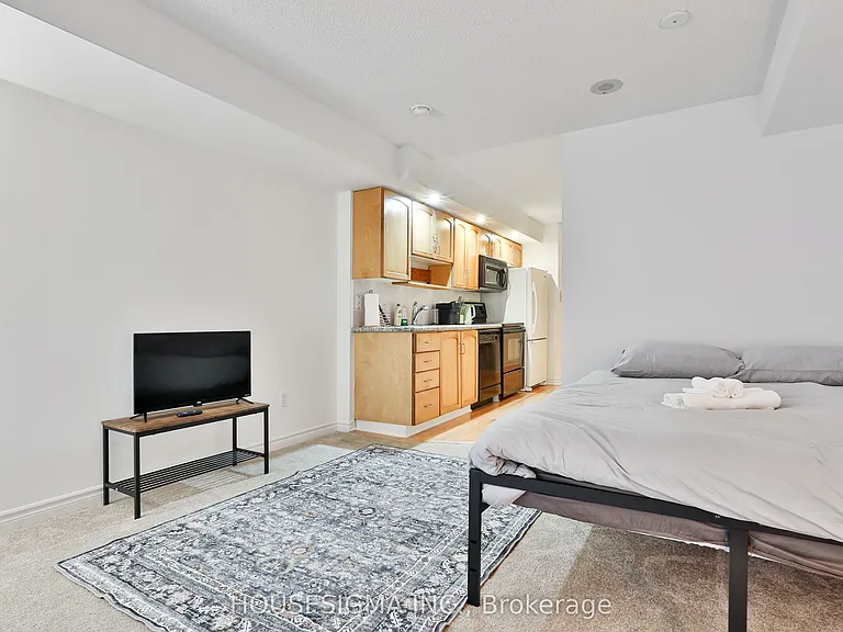270 Wellington St W #222 — Photo 32