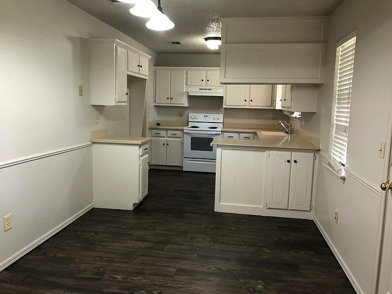 301 W Chantilly Way — Photo 1