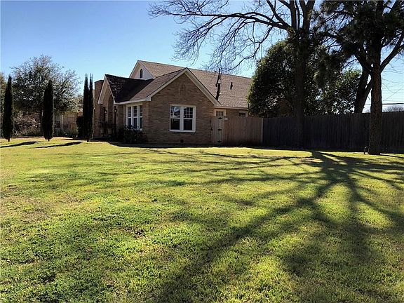 3rd image of 1318 Amarillo St