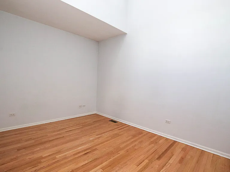 945 N Kingsbury St #119 — Photo 14