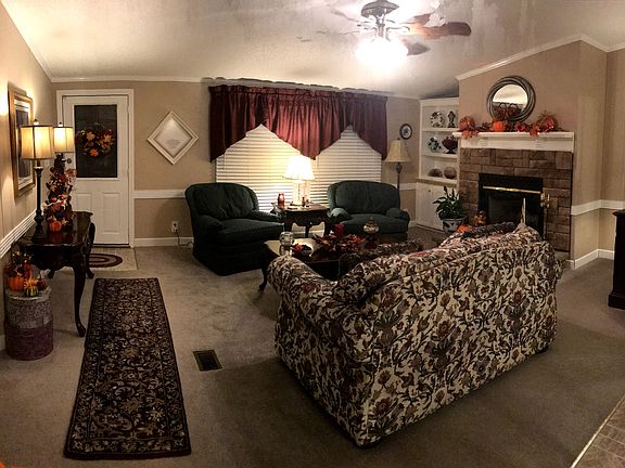 Large Living Room w/Gas Logs