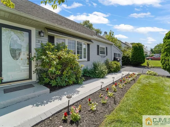 22 Kendall Dr, Parlin, NJ 08859