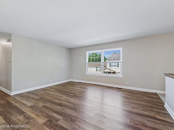 5th image of 111 Lindenwood Ct #0
