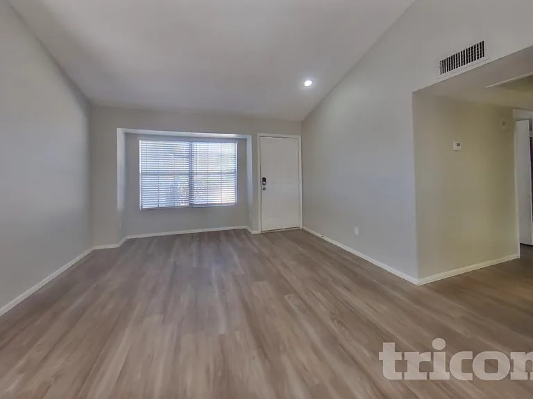 1010 W Blackhawk Dr — Photo 3