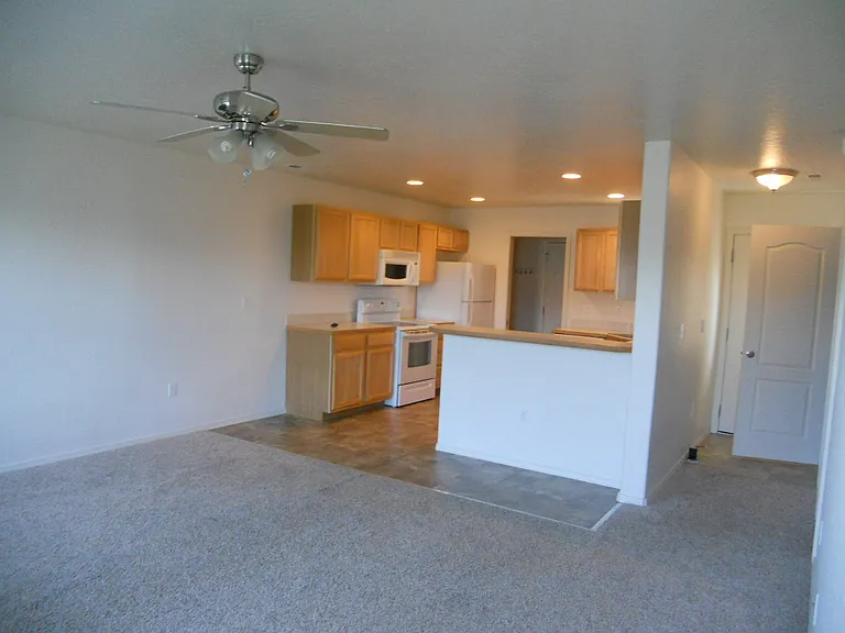 126 NE Lotus Ct — Photo 2
