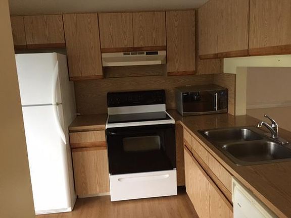 3rd image of 1421 NE 14th Ct APT 26