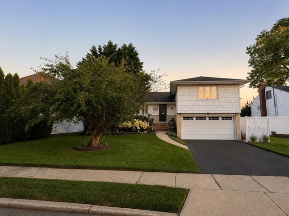 59 Beaumont Ave, Massapequa, NY 11758