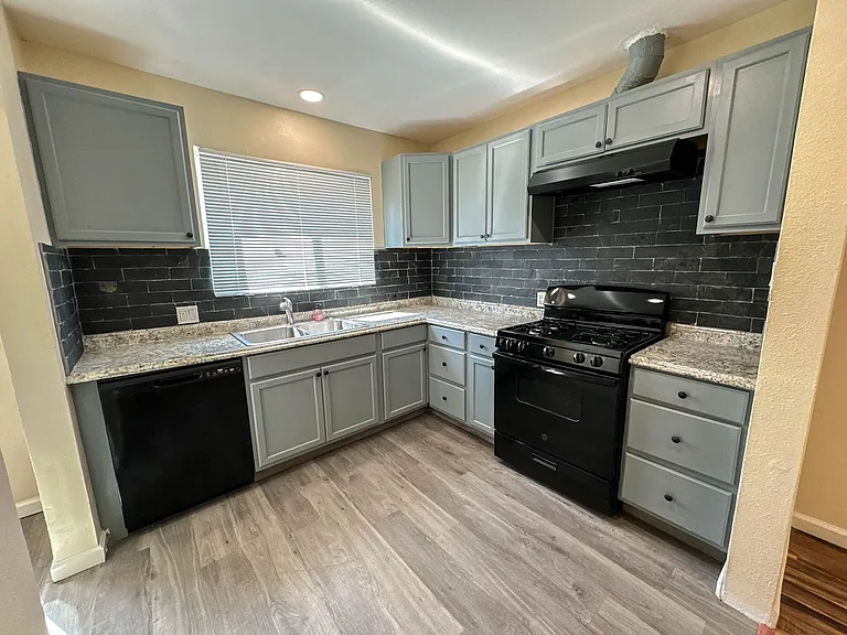 5702 Vineland Ave — Photo 5