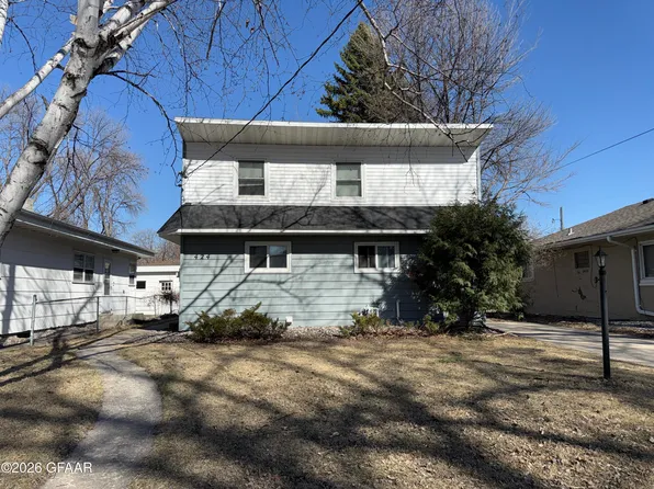 424 N 26th St, Grand Forks, ND 58203