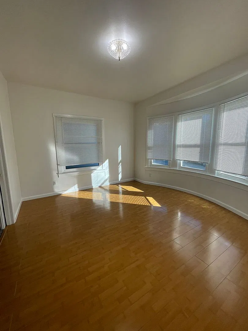 Adorable 2/1 duplex with in unit laundry in a shared outdoor space! — Photo 2