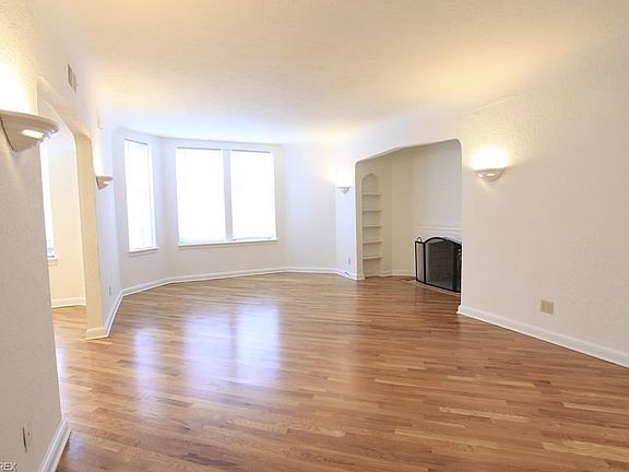 4th image of 15700 Van Aken Blvd APT 3