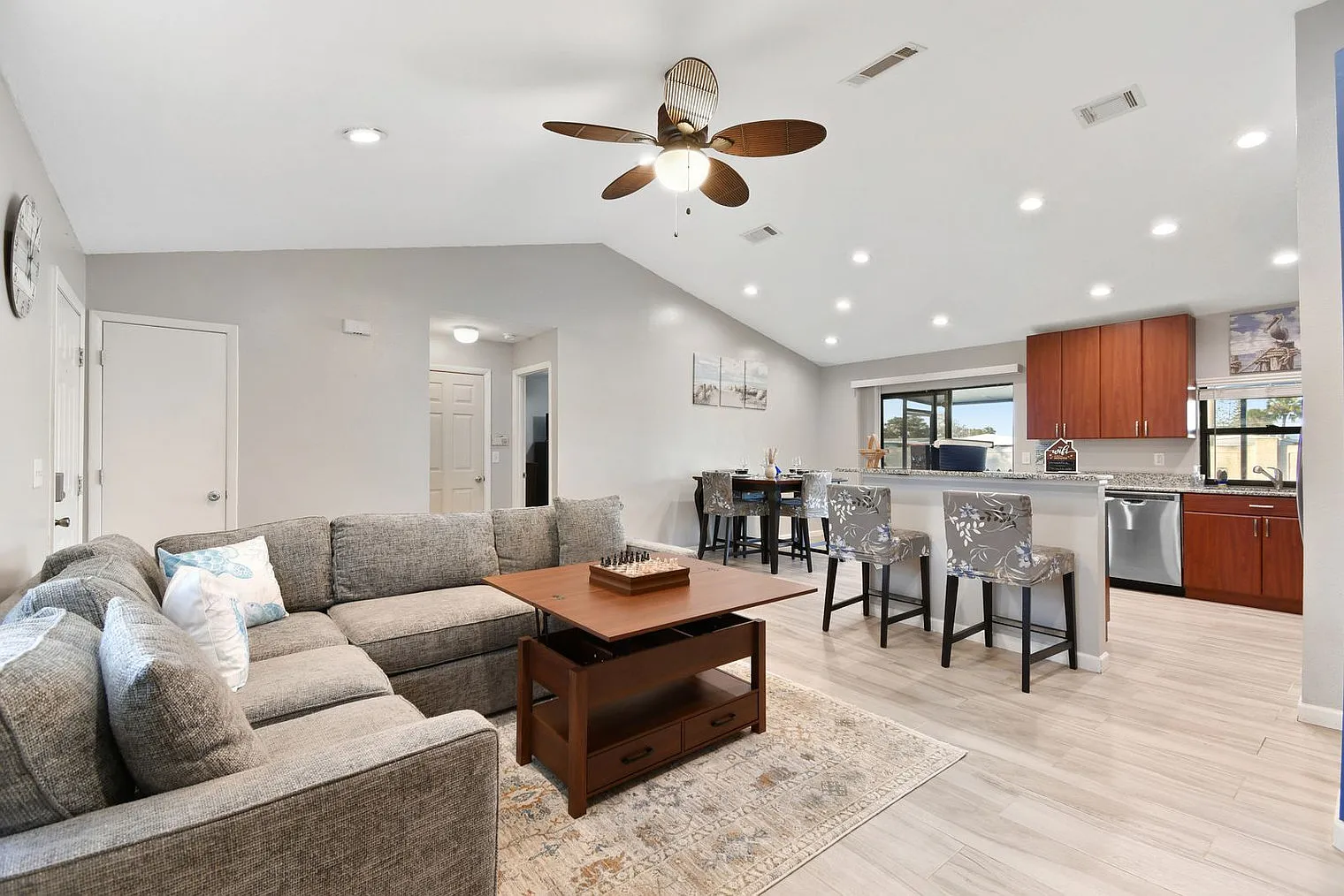 3 bed, 2.0 bath, 1205 sqft, $2,850 — Photo 2