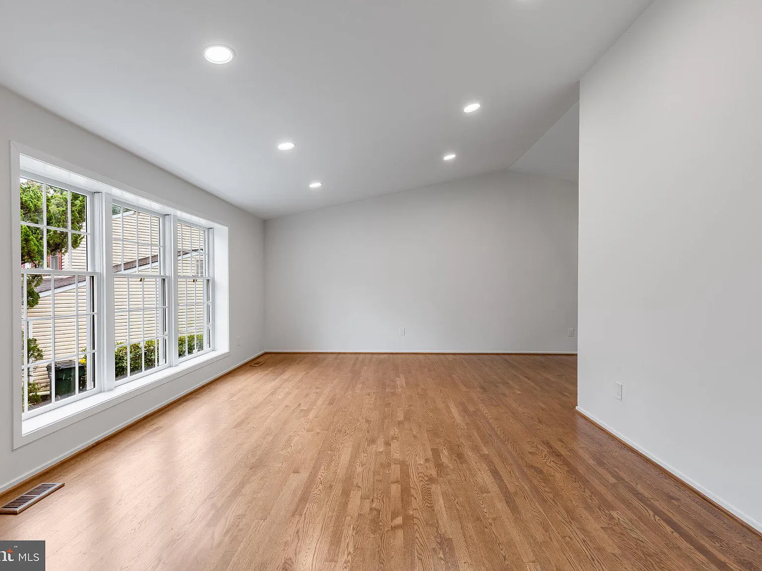 5 bed, 2.5 bath, 1632 sqft, $4,200 — Photo 4