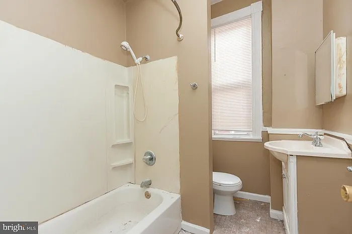 2400 W Baltimore St — Photo 17