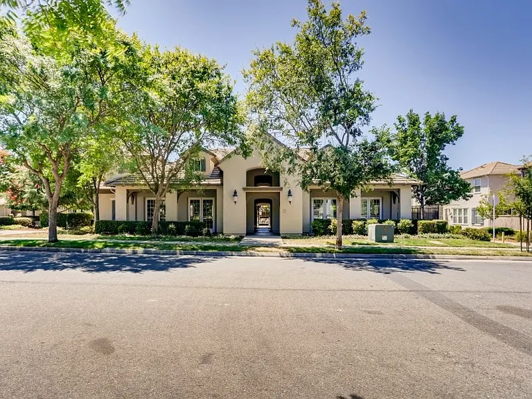 70 Chambord Way — Photo 23