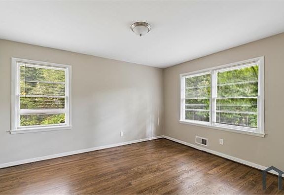 5th image of 2616 Wood Dr NE