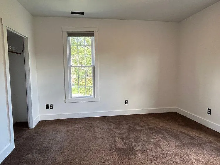 6 bed, 3243 sqft, $9,600 — Photo 4