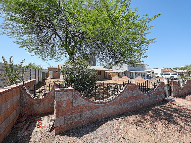 1053 E Weldon Ave — Photo 52