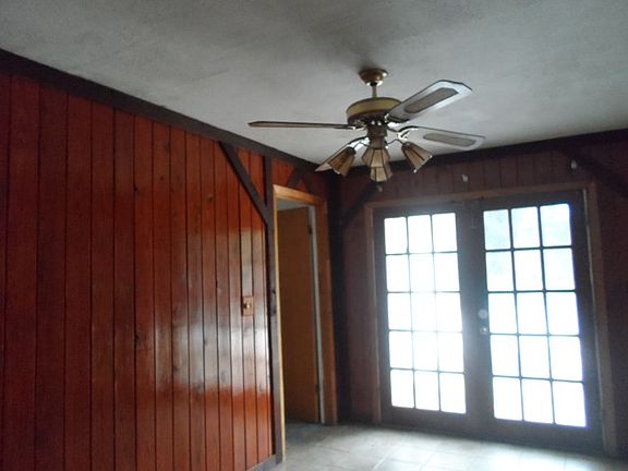 3rd image of 1282 Lakeview Dr