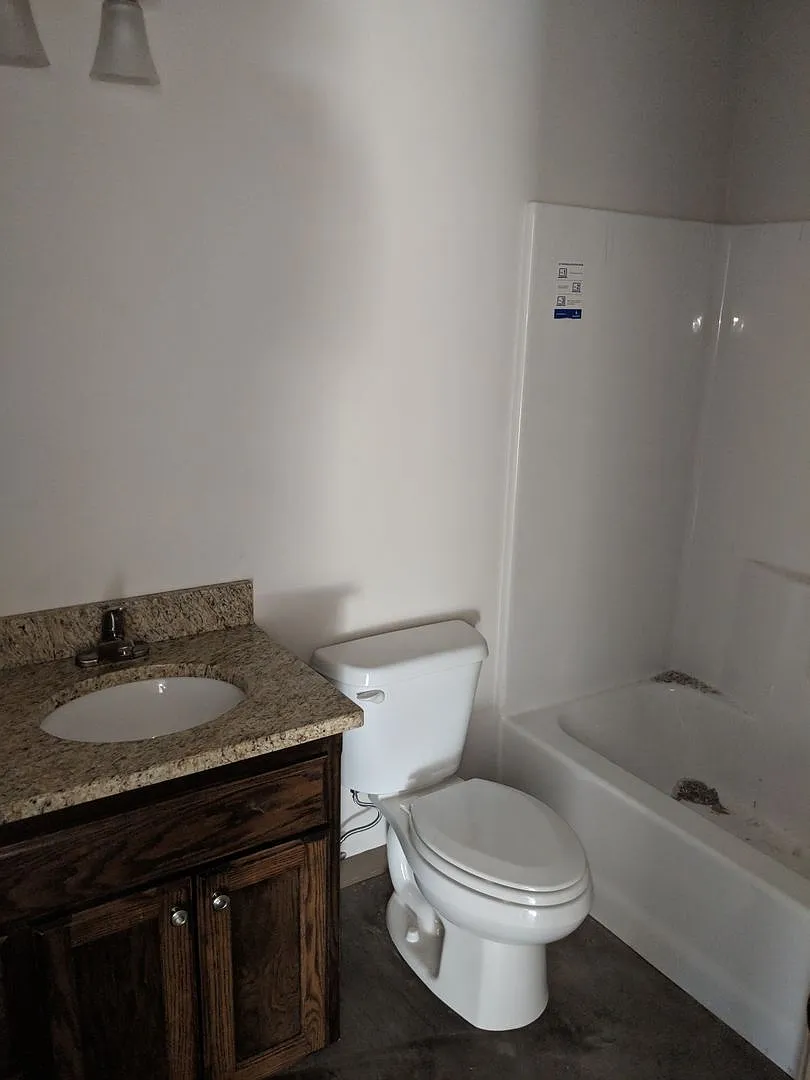 32 W Center — Photo 3