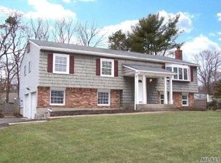 12 Barclay Dr, Coram, NY 11727