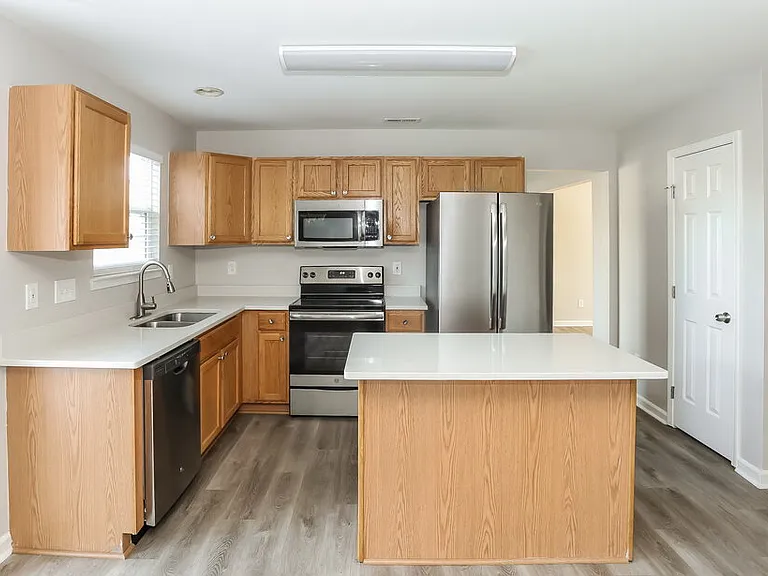 14219 Riding Hill Ave — Photo 6