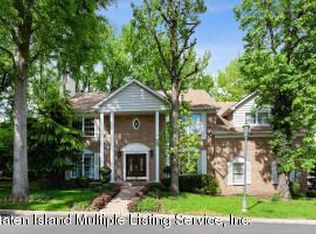 60 Old Farmers Ln, Staten Island, NY 10304