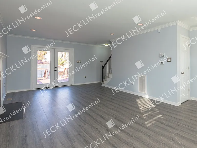 9020 Castle Point Dr — Photo 5