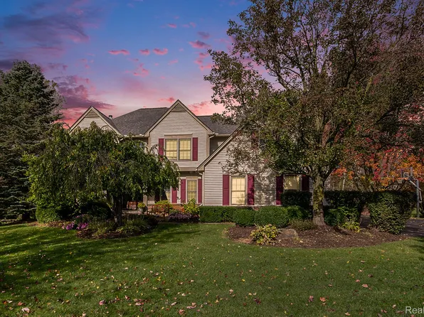 3232 Hanover Dr, Milford, MI 48380