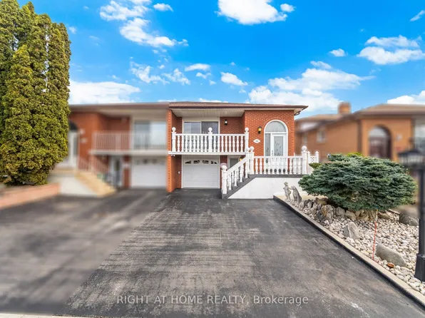 3938 Midhurst Ln, Mississauga, ON L4Z 1C7