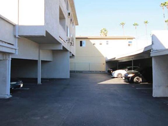 2nd image of 13951 Moorpark St APT 107