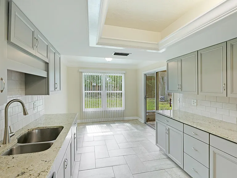 2416 Cass St — Photo 17