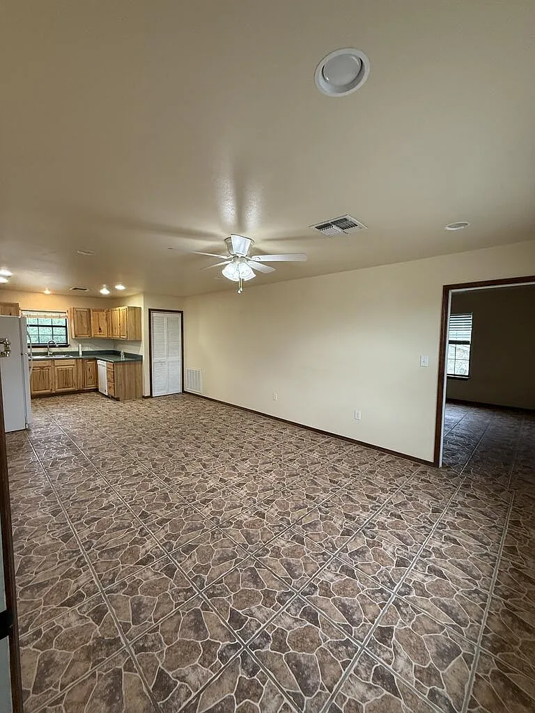 3 bed, 1.0 bath, 1376 sqft, $1,800 — Photo 2
