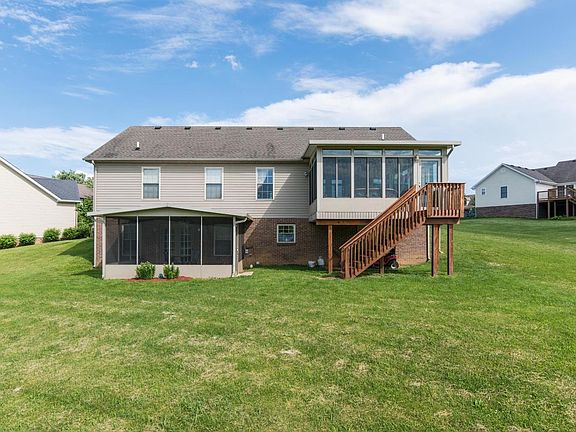 5th image of 1009 Clear Brook Ct