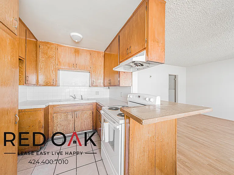 16515 Victory Blvd #6 — Photo 3