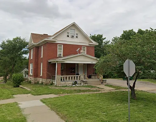 235 SW Tyler St #3 Photo 1