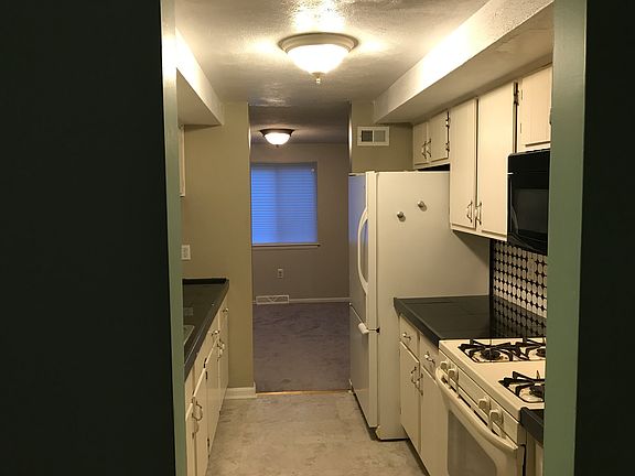 3rd image of 5 Black Oak Dr #A