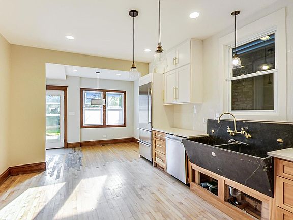 5th image of 3247 N Hoyne Ave