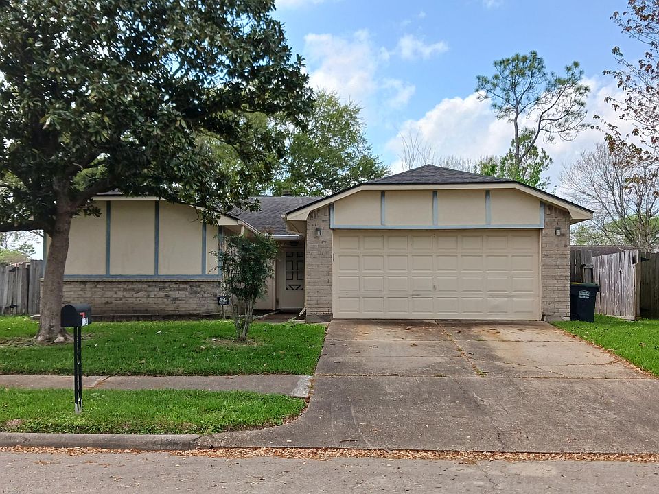 1st image of 1126 E Brompton Dr