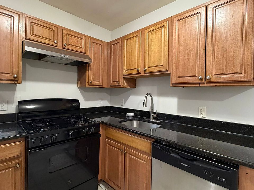 1st image of 3 Parnell Pl APT 2