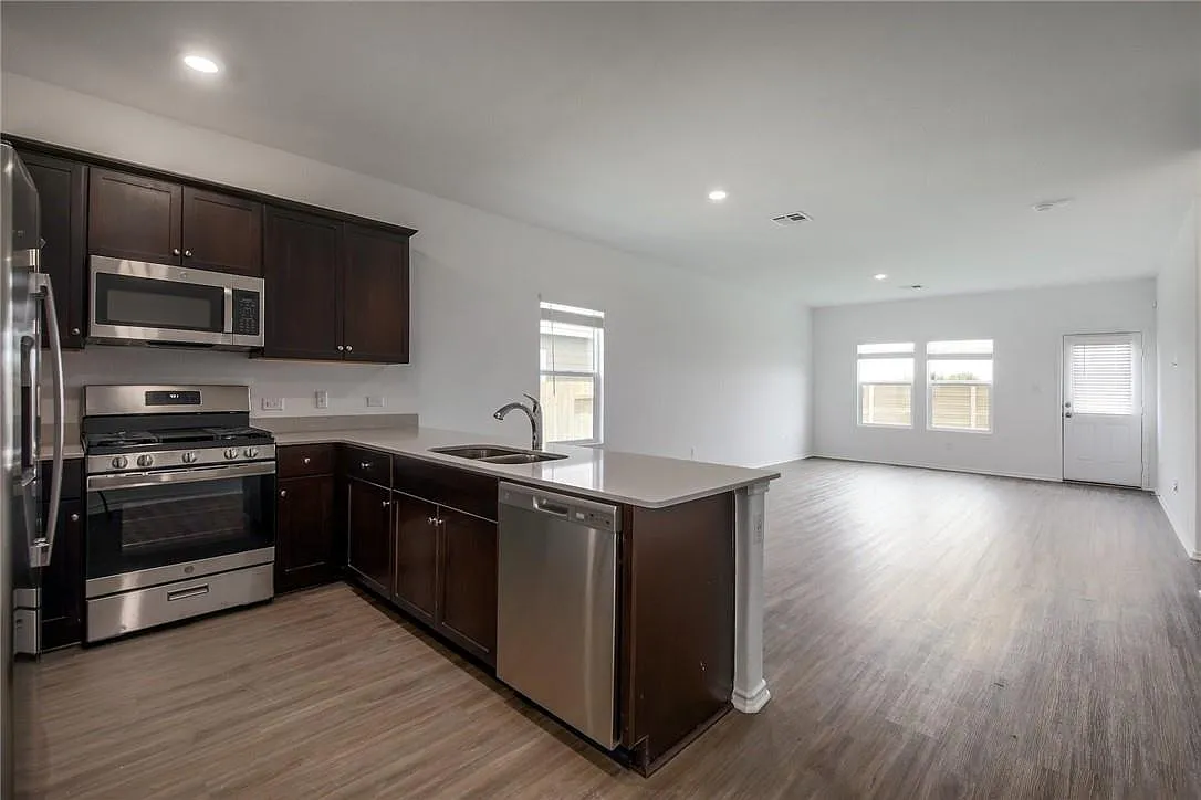 4 bed, 2.5 bath, 1875 sqft, $2,100 — Photo 3