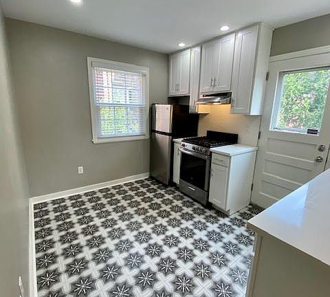 Gas range, fridge, dishwasher, disposal