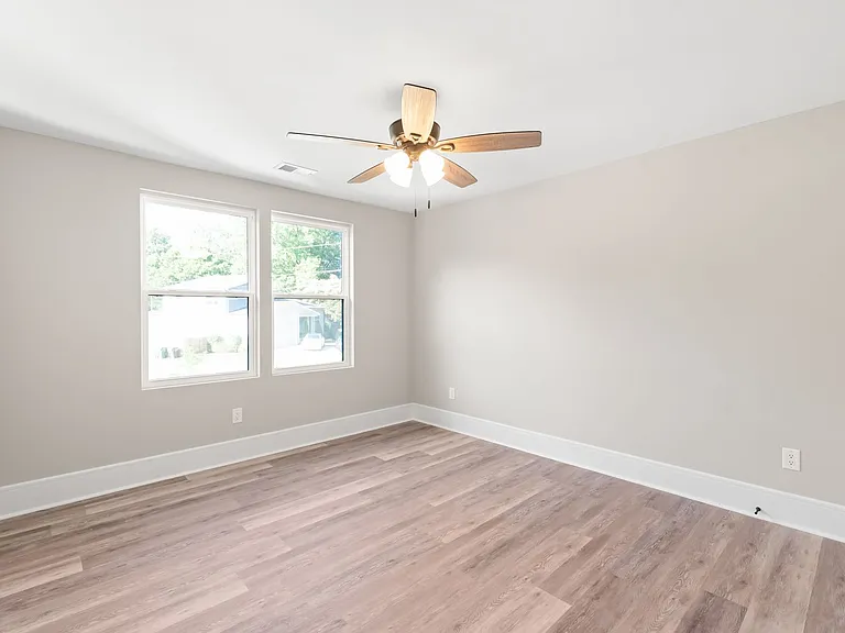 3905 Plainview Rd — Photo 46