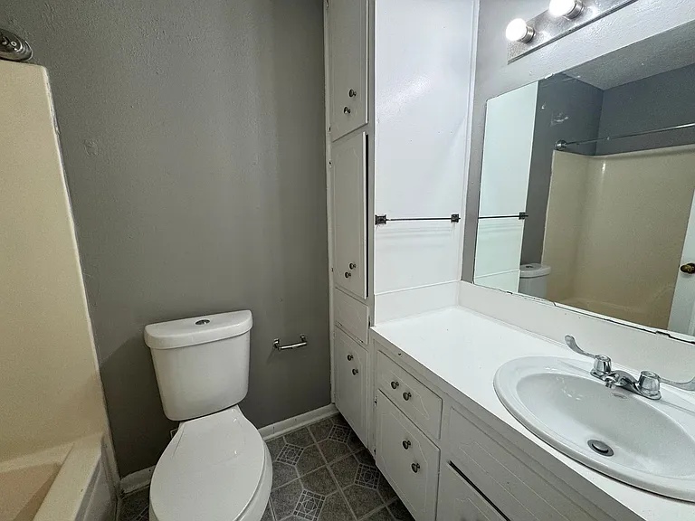 1405 N Gray — Photo 8