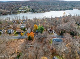 466 Country Place Dr, Tobyhanna, PA 18466