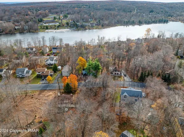 466 Country Place Dr, Tobyhanna, PA 18466